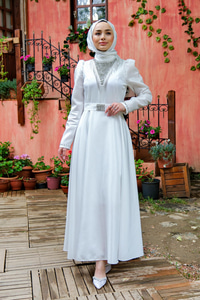 YAKASI TAS AKSESUARLI ABIYE BEYAZ