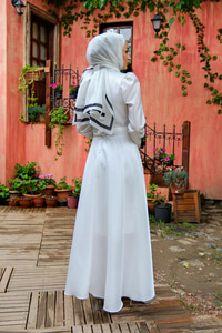 YAKASI TAS AKSESUARLI ABIYE BEYAZ