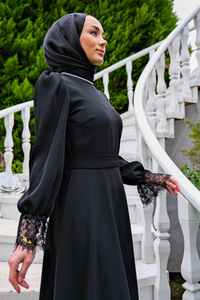 YAKASI TAS AKSESUARLI DANTELLI ABIYE SIYAH