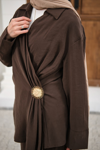 Yandan Bağlamalı Broş Detay Takım Kahverengi