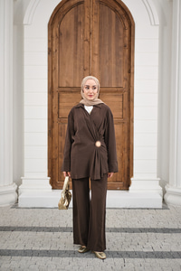 Yandan Bağlamalı Broş Detay Takım Kahverengi