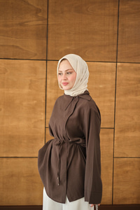 Yandan Düğme Yakalı Bel Bağlamalı Gömlek Kahverengi