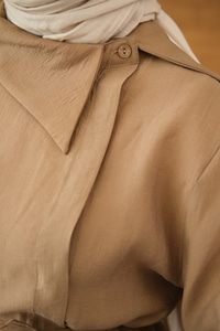 Yandan Düğme Yakalı Bel Bağlamalı Gömlek Vizon