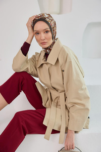 Yanları Açılabilir Çıt Çıt Detaylı Kısa Trenç Krem