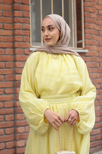 Yanları Püskül Detaylı Takım Sarı