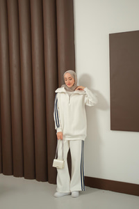 Yanları Şerit Detay Takım Beyaz