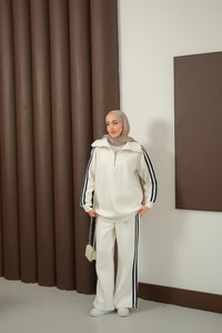 Yanları Şerit Detay Takım Beyaz