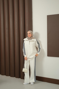 Yanları Şerit Detay Takım Beyaz