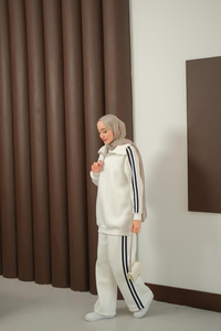 Yanları Şerit Detay Takım Beyaz