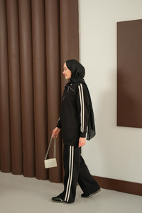 Yanları Şerit Detay Takım Siyah