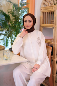 YAPRAK ISLEMELI KETEN GOMLEK TAS