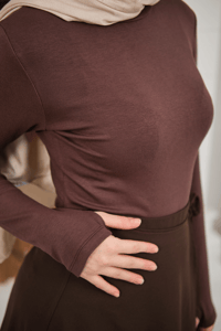 Yarım Balıkçı Yaka Parmak Geçirme Detay Slimfit Penye Body Kahverengi