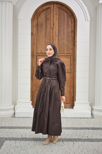 Yarım Düğmeli Yaka Bağlamalı Kemerli Balon Kol Elbise Kahverengi