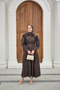 Yarım Düğmeli Yaka Bağlamalı Kemerli Balon Kol Elbise Kahverengi