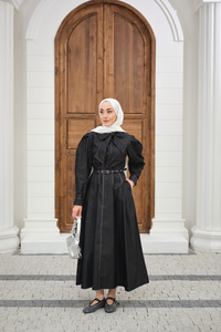 Yarım Düğmeli Yaka Bağlamalı Kemerli Balon Kol Elbise Siyah