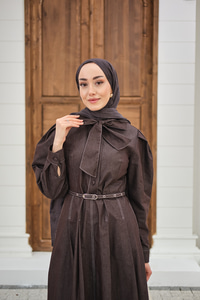 Yarım Düğmeli Yaka Bağlamalı Kemerli Balon Kol Elbise Kahverengi