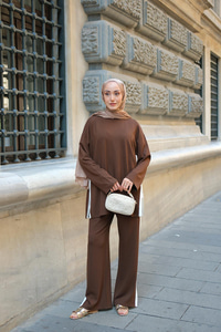 Yırtmaçlı Garni Detay Takım Kahverengi