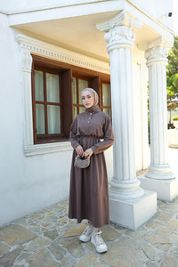 Yüksek Yaka Çıtçıtlı Elbise Kahverengi