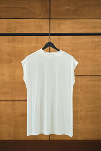 Yüksek Yaka Kolsuz İçlik Krem