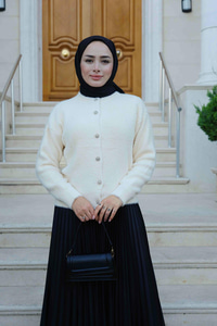 Yumuşak Dokulu Düğme Detaylı Hırka Ekru