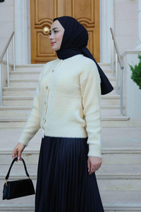 Yumuşak Dokulu Düğme Detaylı Hırka Ekru