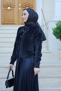 Yumuşak Dokulu Düğme Detaylı Hırka Siyah