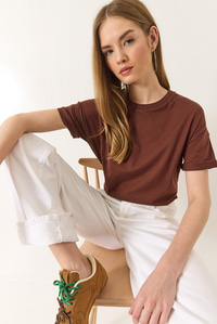 %100 Organik Pamuk Relaxed Fit Yırtmaçlı Yuvarlak Yakalı T-Shirt 60602050 - Kahve