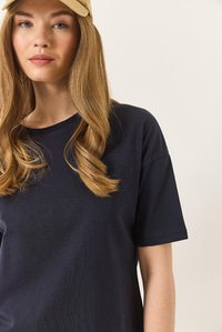 %100 Organik Pamuk Relaxed Fit Yırtmaçlı Yuvarlak Yakalı T-Shirt 60602050 - Lacivert