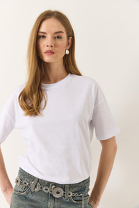 %100 Organik Pamuk Relaxed Fit Yırtmaçlı Yuvarlak Yakalı T-Shirt 60602050 - Beyaz