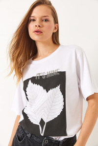 Bisiklet Yaka Boncuk Taş Detaylı Yaprak Desen Baskılı T-Shirt 60261390 - Beyaz