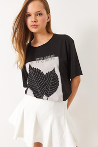 Bisiklet Yaka Boncuk Taş Detaylı Yaprak Desen Baskılı T-Shirt 60261390 - Siyah