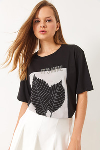 Bisiklet Yaka Boncuk Taş Detaylı Yaprak Desen Baskılı T-Shirt 60261390 - Siyah