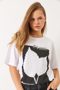 Bisiklet Yaka Boncuk Taş Detaylı Yaprak Desen Baskılı T-Shirt 60261390 - Beyaz
