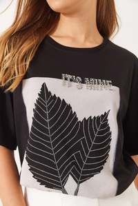 Bisiklet Yaka Boncuk Taş Detaylı Yaprak Desen Baskılı T-Shirt 60261390 - Siyah
