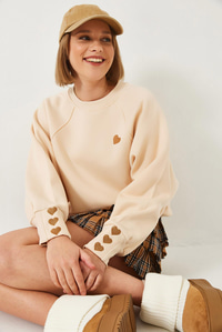 Bisiklet Yaka Kalp Nakışlı Üç İplik Şardonlu Sweatshirt 60251933 - Bej SWEATSHİRT modelleri