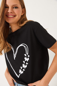 Bisiklet Yaka Kelebek Kalp Baskılı Kısa Kollu T-Shirt 60602020 - Siyah