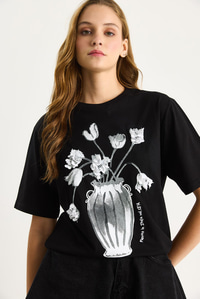 Bisiklet Yaka Kısa Kollu Çiçek Baskılı Pul Detaylı T-Shirt 60602021 - Siyah T-SHİRT modelleri