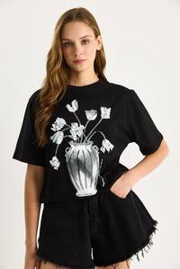 Bisiklet Yaka Kısa Kollu Çiçek Baskılı Pul Detaylı T-Shirt 60602021 - Siyah T-SHİRT modelleri