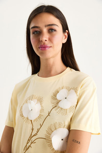 Bisiklet Yaka Kısa Kollu Nakışlı Kabartma Aksesuarlı T-Shirt 60602024 - Tereyağ