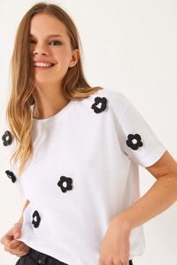 Bisiklet Yaka Papatya Aksesuarlı Kısa Kollu T-Shirt 60602019 - Beyaz