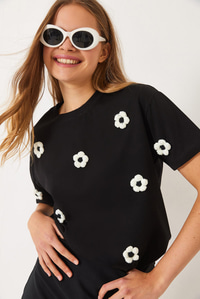 Bisiklet Yaka Papatya Aksesuarlı Kısa Kollu T-Shirt 60602019 - Siyah