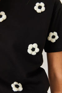 Bisiklet Yaka Papatya Aksesuarlı Kısa Kollu T-Shirt 60602019 - Siyah