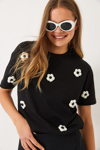 Bisiklet Yaka Papatya Aksesuarlı Kısa Kollu T-Shirt 60602019 - Siyah
