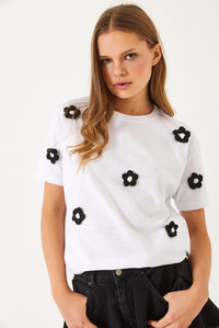 Bisiklet Yaka Papatya Aksesuarlı Kısa Kollu T-Shirt 60602019 - Beyaz
