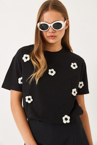Bisiklet Yaka Papatya Aksesuarlı Kısa Kollu T-Shirt 60602019 - Siyah