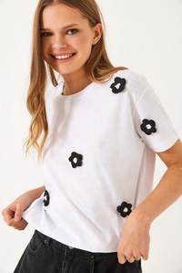 Bisiklet Yaka Papatya Aksesuarlı Kısa Kollu T-Shirt 60602019 - Beyaz