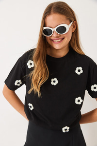 Bisiklet Yaka Papatya Aksesuarlı Kısa Kollu T-Shirt 60602019 - Siyah