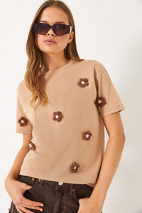 Bisiklet Yaka Papatya Aksesuarlı Kısa Kollu T-Shirt 60602019 - Bej
