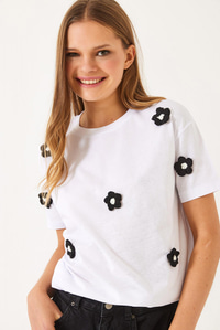 Bisiklet Yaka Papatya Aksesuarlı Kısa Kollu T-Shirt 60602019 - Beyaz