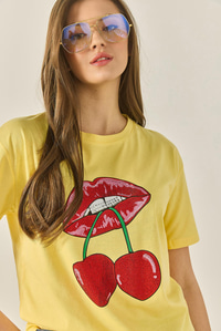 Cherry Lips Baskılı Taş Detaylı Normal Kalıp T-Shirt 4137 60283298 - Sarı
